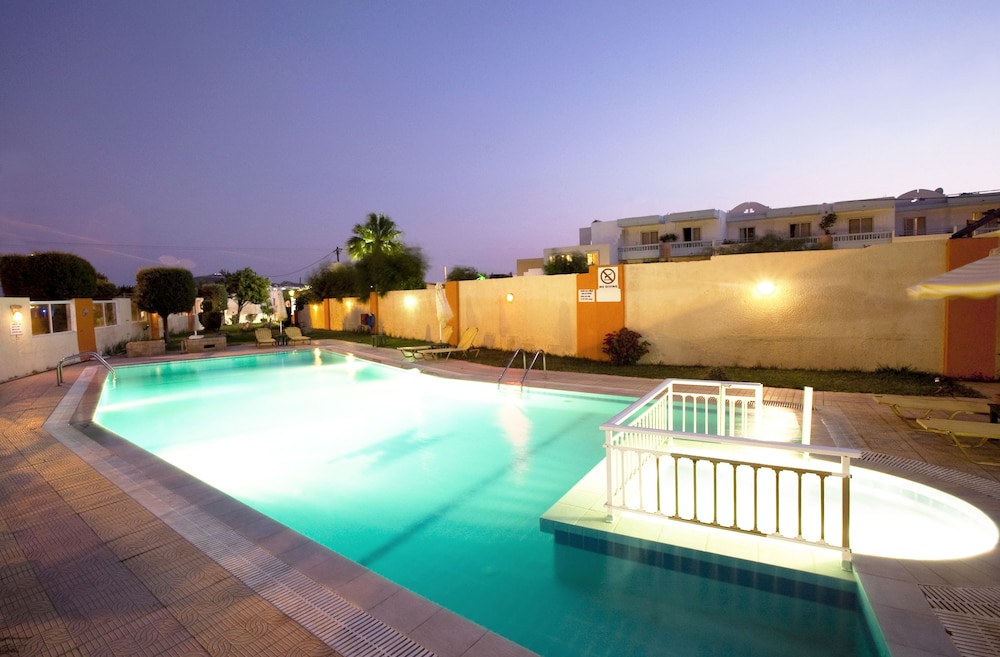 Maroula Blue Studios And Suites 46/70