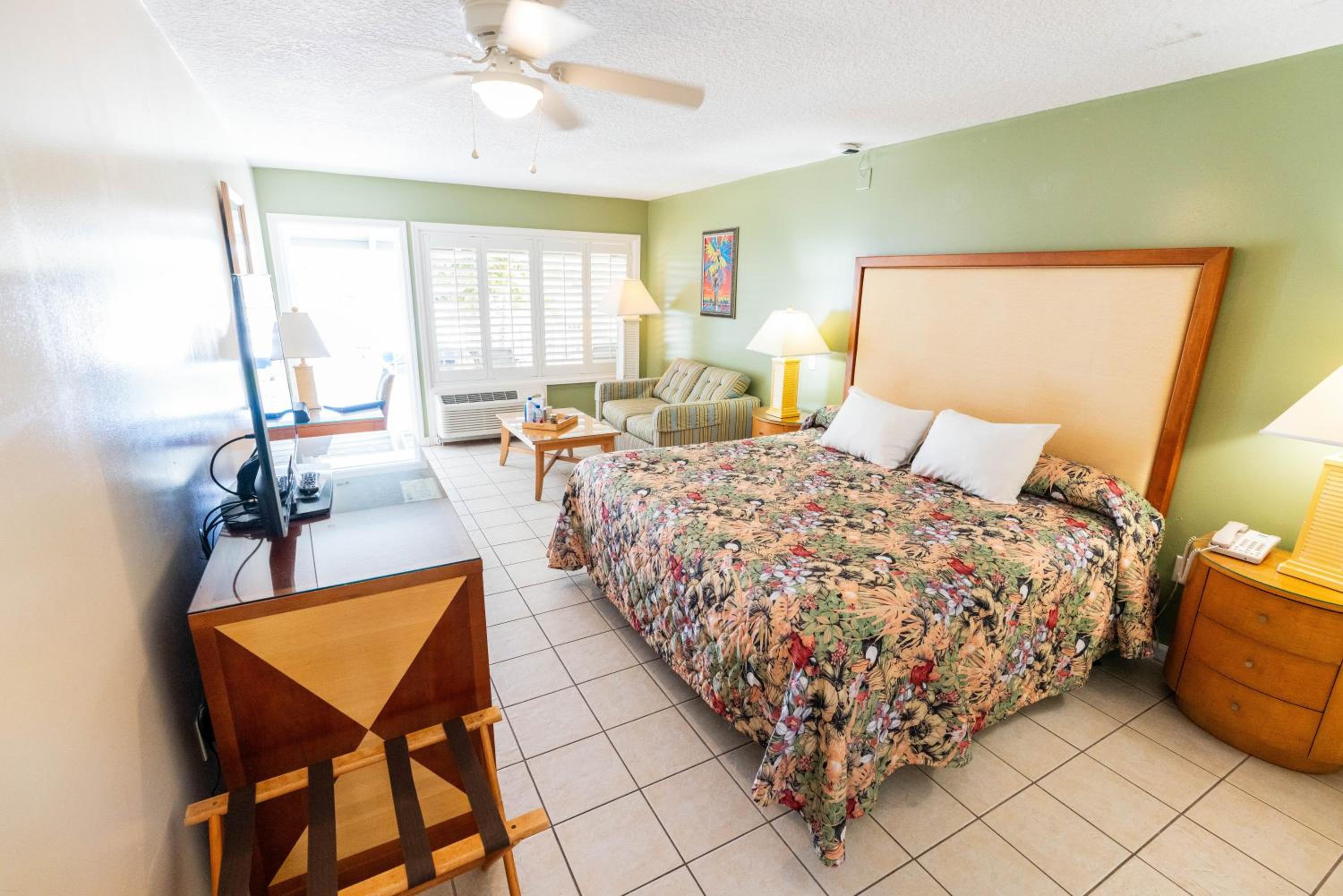 Room, King Bed, Pirates Cove Resort and Marina 3/3