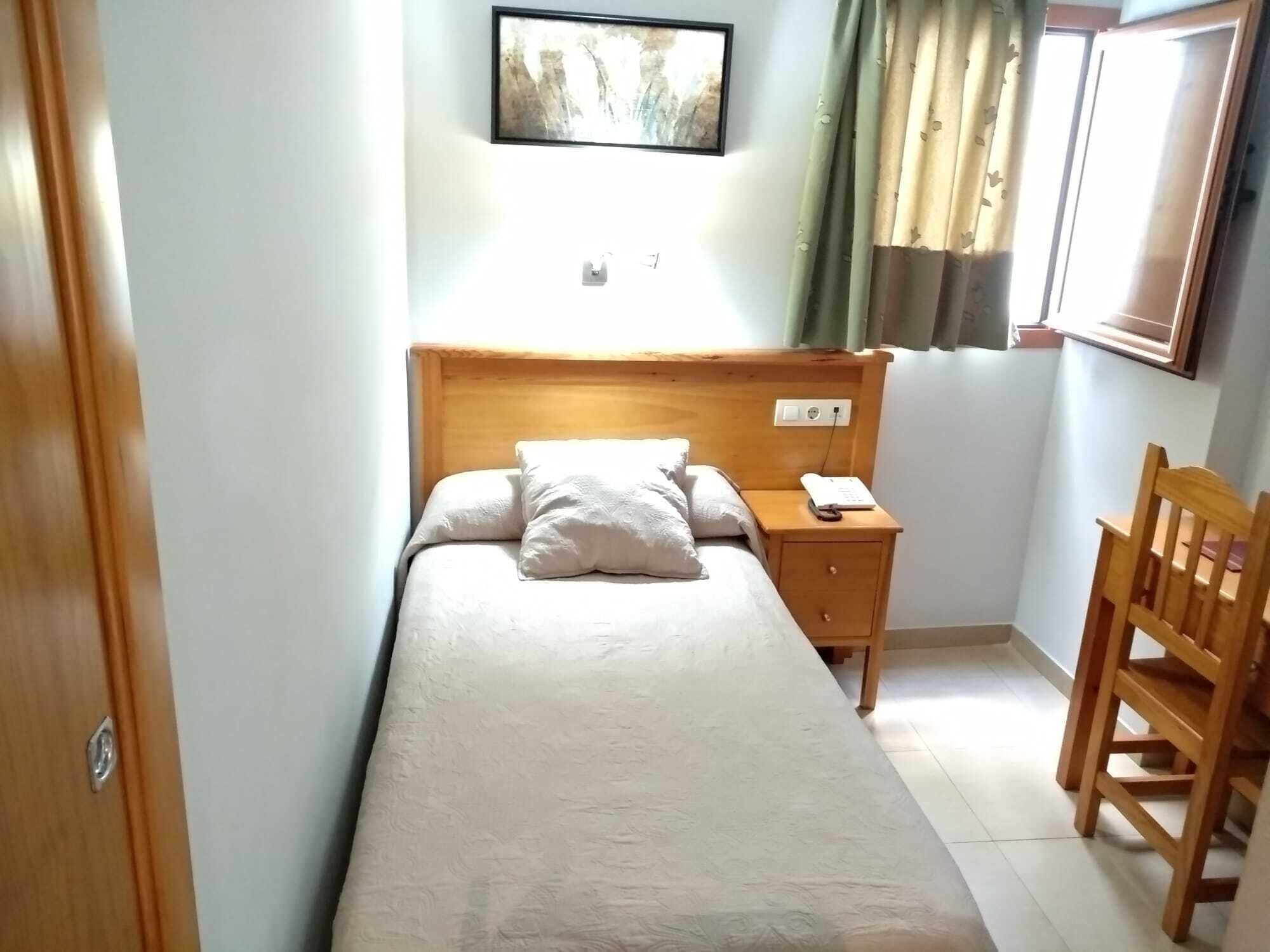 ROOM, SINGLE