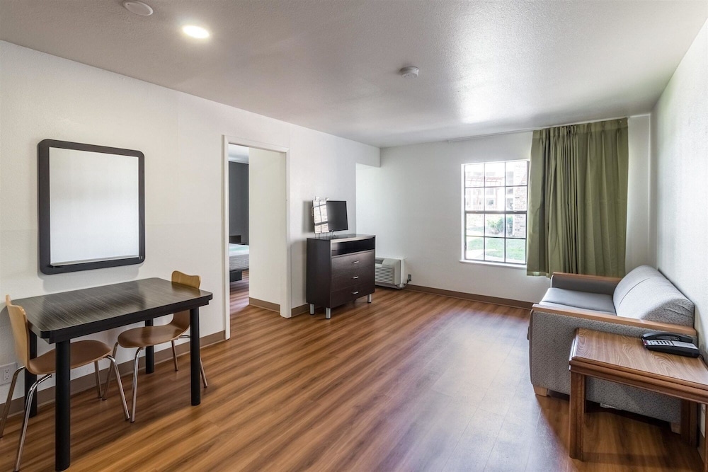 Studio6 Arlington, TX 47/57