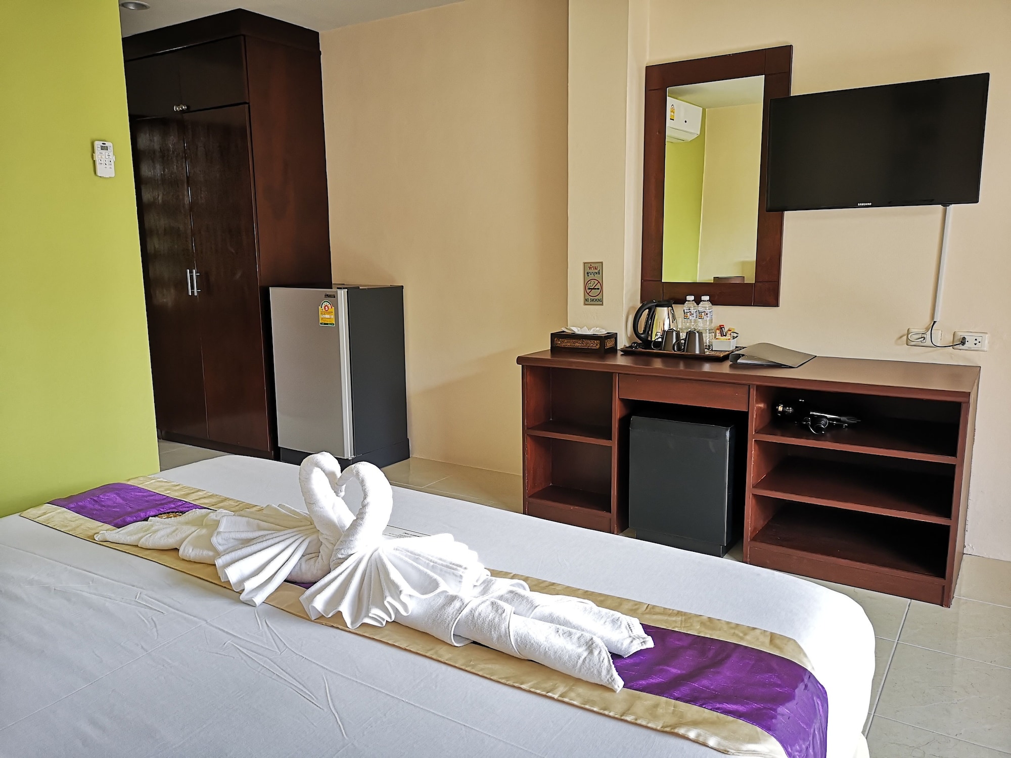 DELUXE, KING BED, POOL VIEW, POOL ACCESS