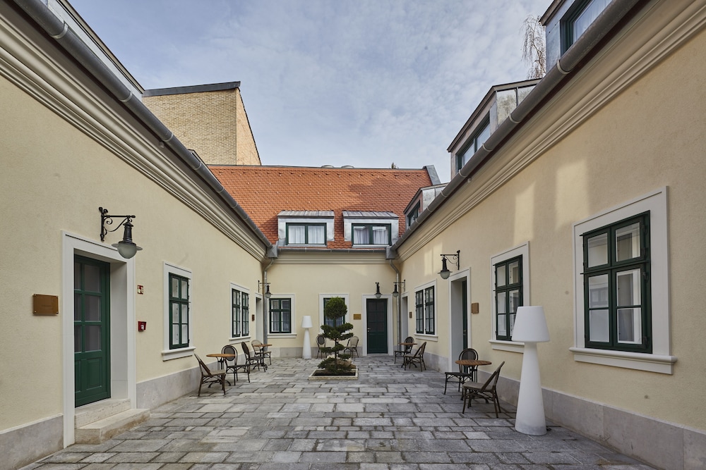 Maison Bistro And Hotel 63/71