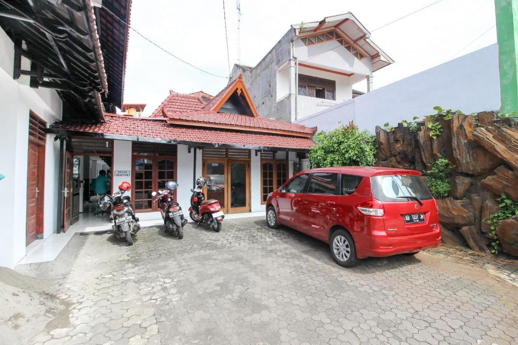 Reddoorz Plus Near Alun Alun Selatan 36/42