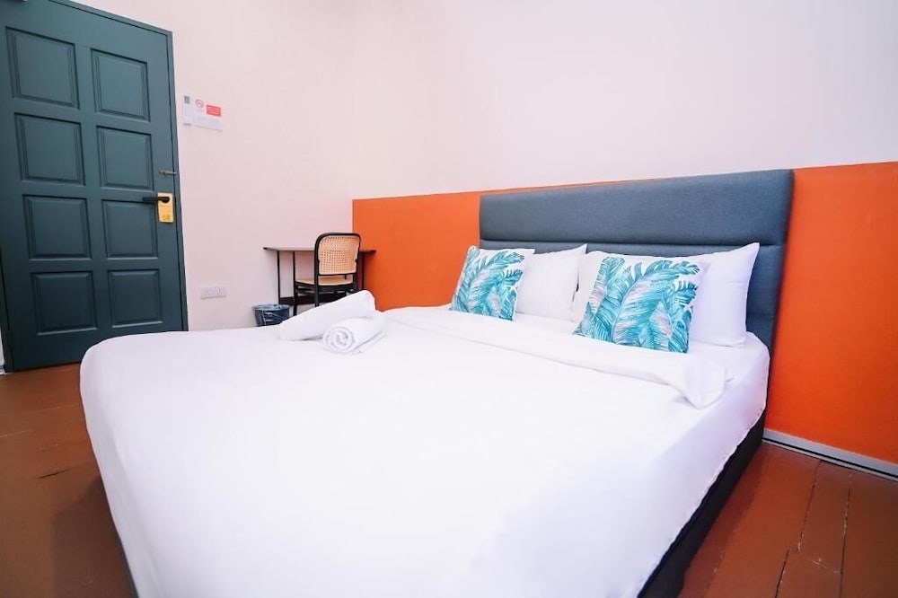Swing & Pillows at 75 Chulia St 19/38
