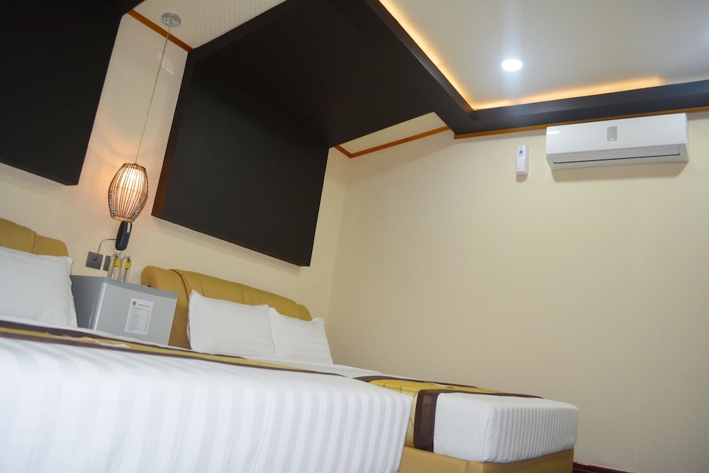 999 Hotel 8/36
