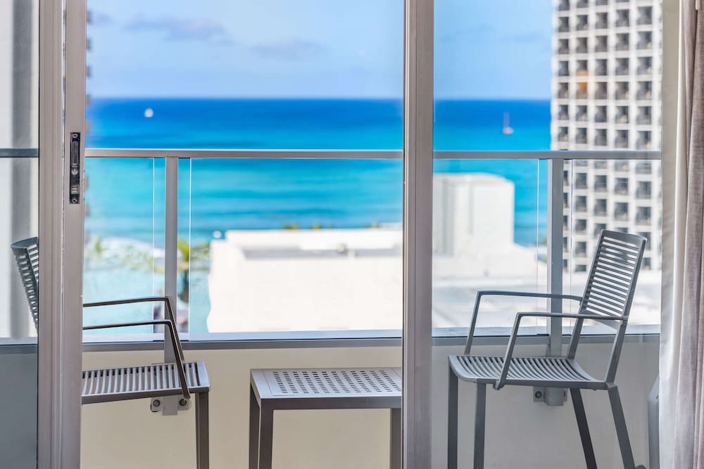 Hyatt Place Waikiki Beach 68/71