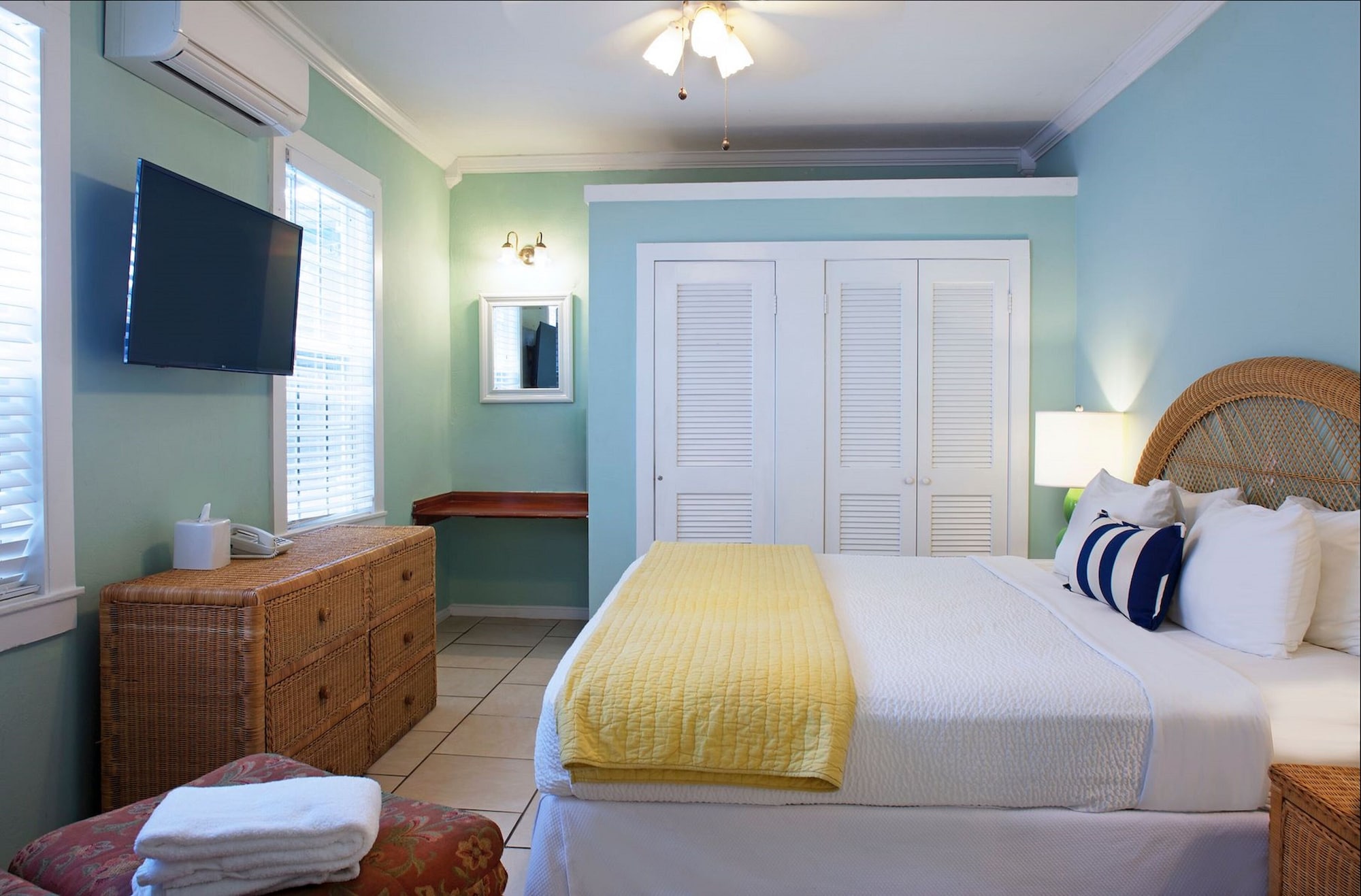 DELUXE, KING BED, PATIO