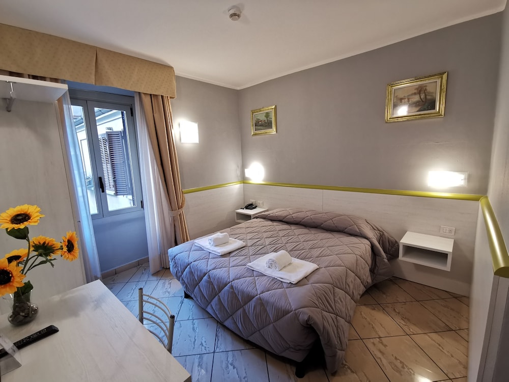 ROOM, DOUBLE BED
