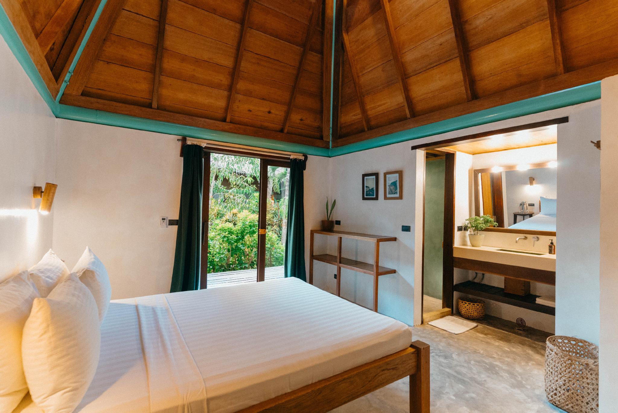 Room, 1 Queen and 1 Single Bed