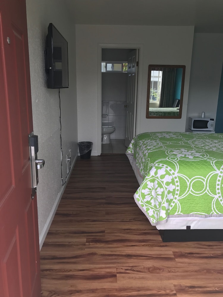 Geneva Motel Daly City 8/25