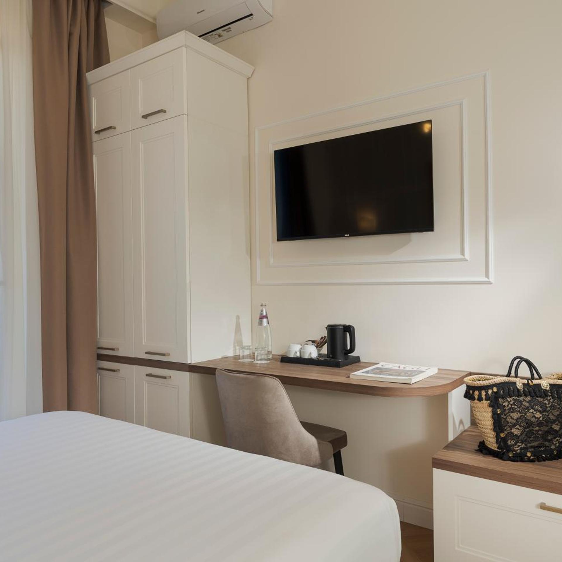 غرفة سوبيريور بسرير مزدوج بإطلالة على البحر بشرفة، Hotel La Pensione Svizzera 9/10