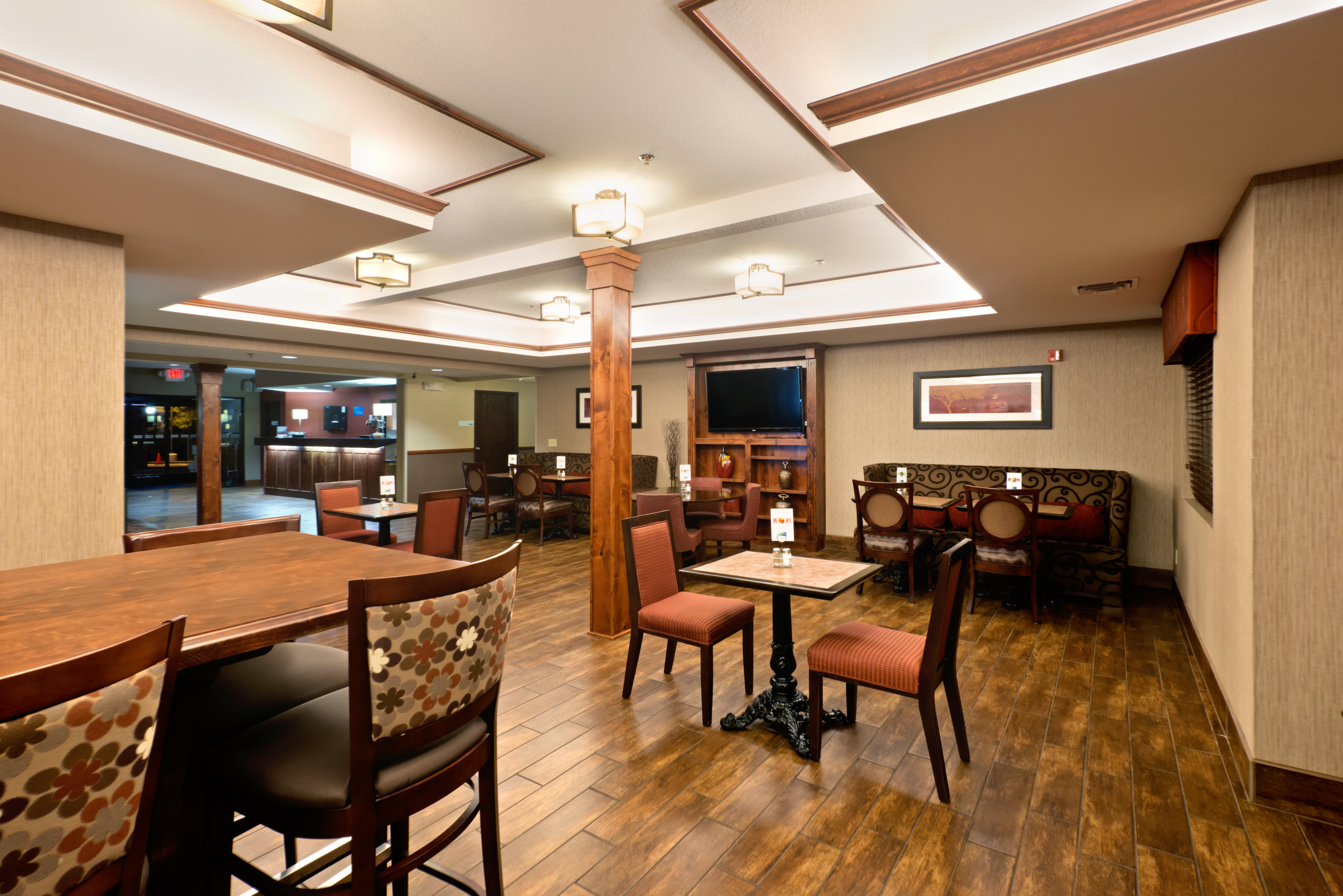 Holiday Inn Express Show Low 34/47