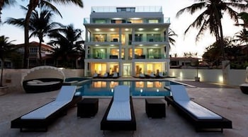 WATERMARK LUXURY OCEANFRONT ALL SUITE HOTEL 4/56