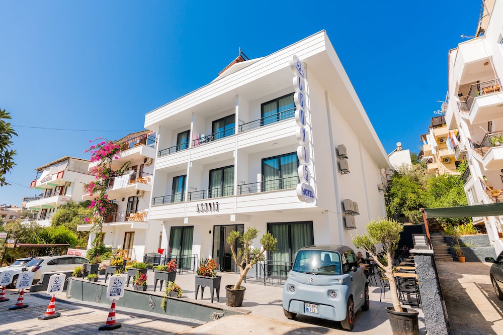 Leonis Hotel 3/50
