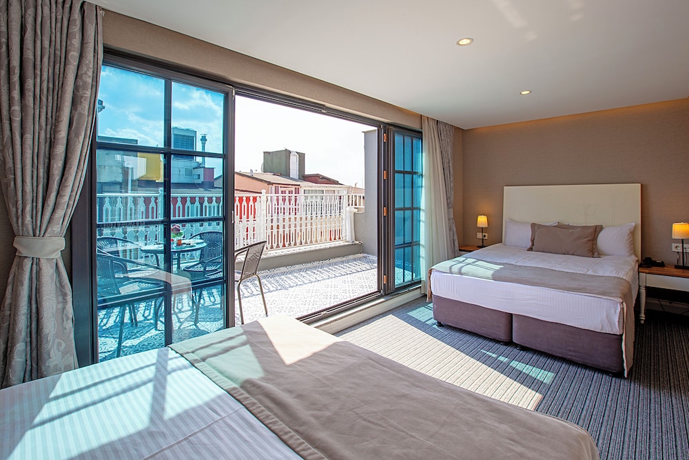 ROOM, QUADRUPLE, BALCONY