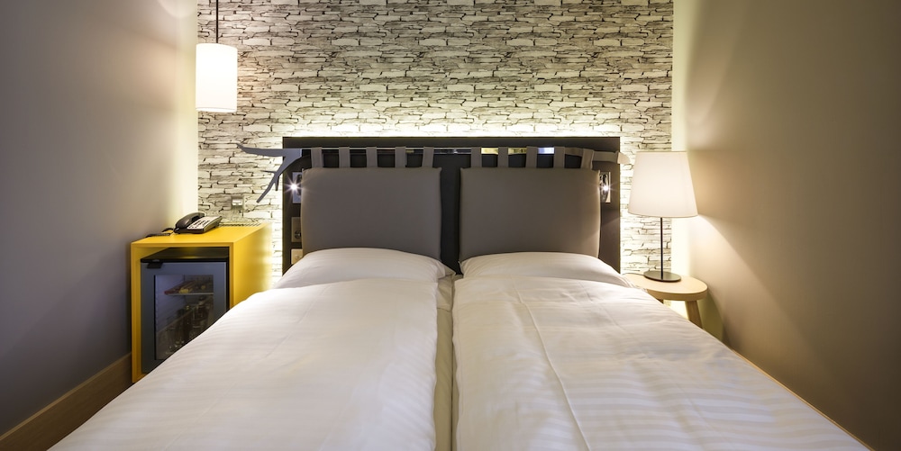 Hotel Swiss Wine by Fassbind 9/49