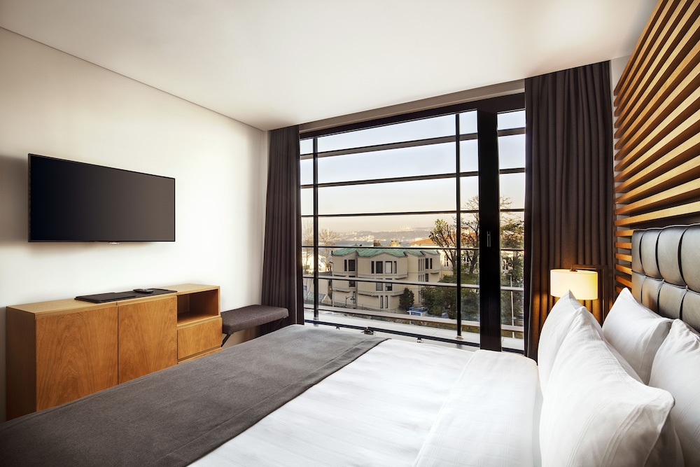 METROPOLITAN HOTELS BOSPHORUS 12/75