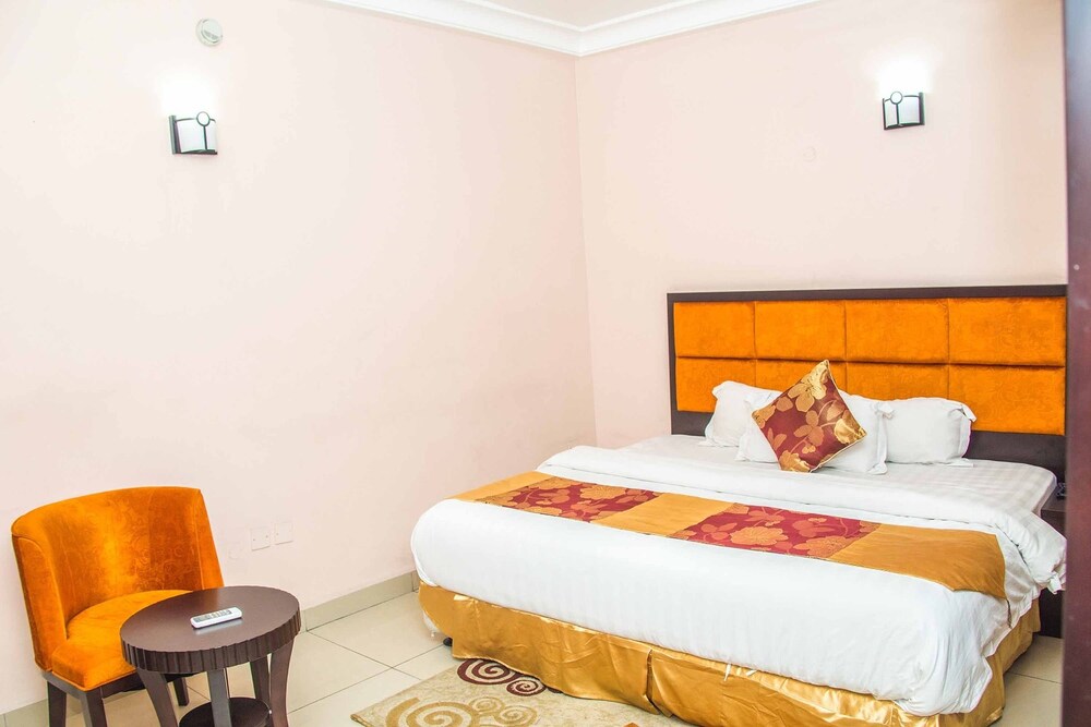 Royal Crest Hotel & Suites 17/50