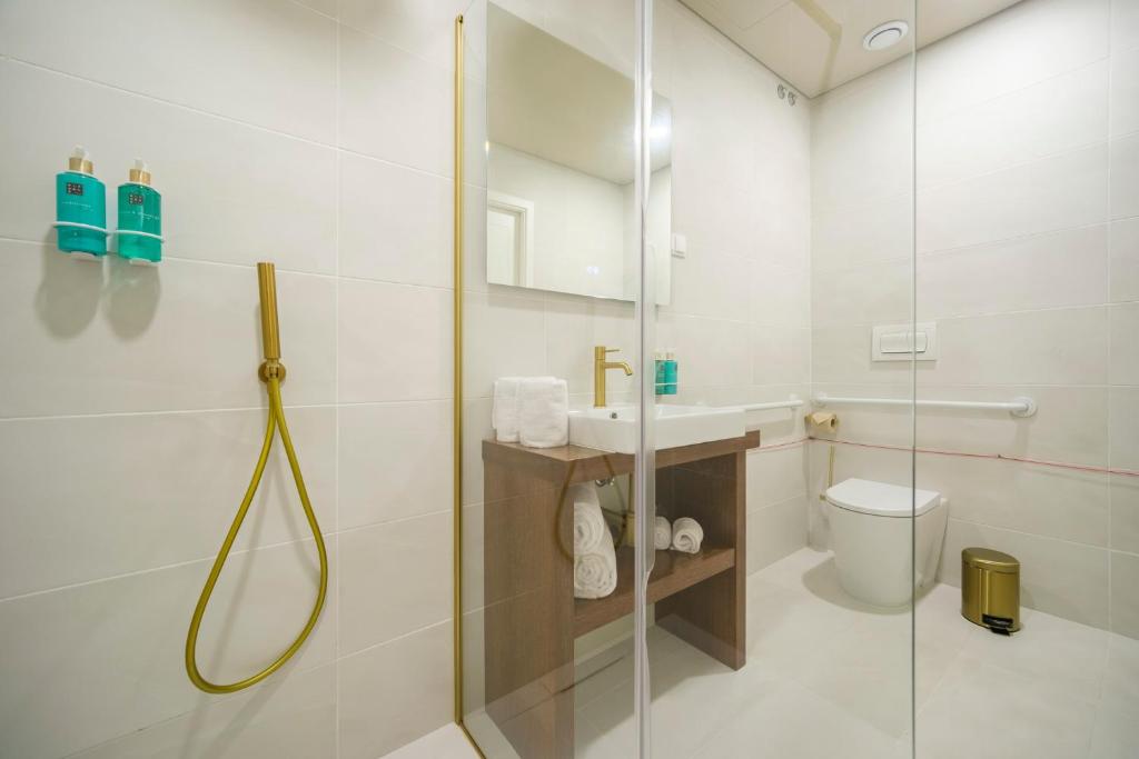 جناح جونيور، AZORES BOOK HOTEL 5/8