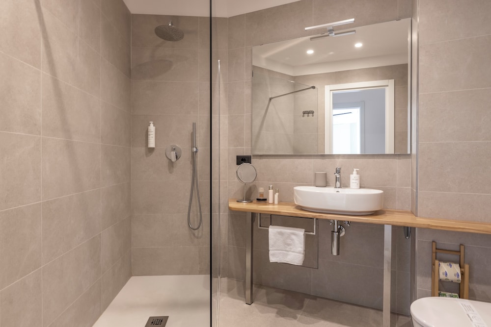 شقة كومفورت بسرير كوين وسرير فردي بإطلالة على الحديقة بشرفة بغرفة نوم واحدة مع أريكة، Residence Villa Giardini 6/7