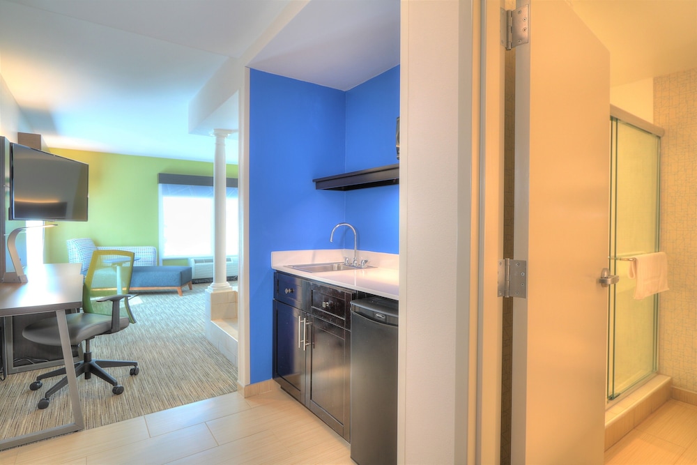 Holiday Inn Express Hotel Suites Mobile Saraland 46/54