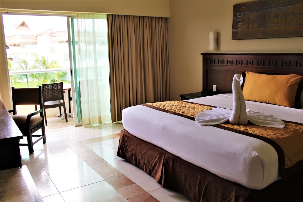 Emerald, Suite, King Bed, Jetted Tub