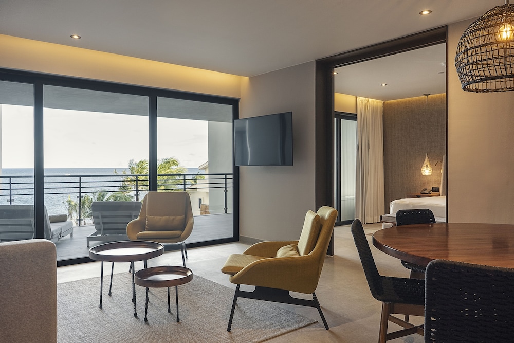 The Fives Oceanfront Puerto Morelos 38/71