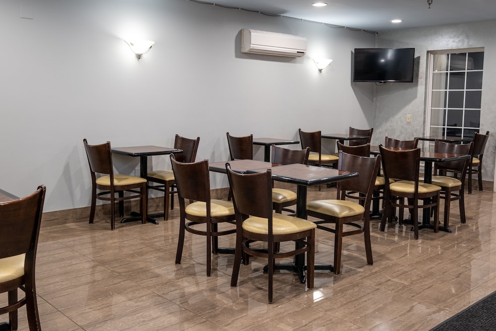 Hilltop Inn & Suites - North Stonington 49/60
