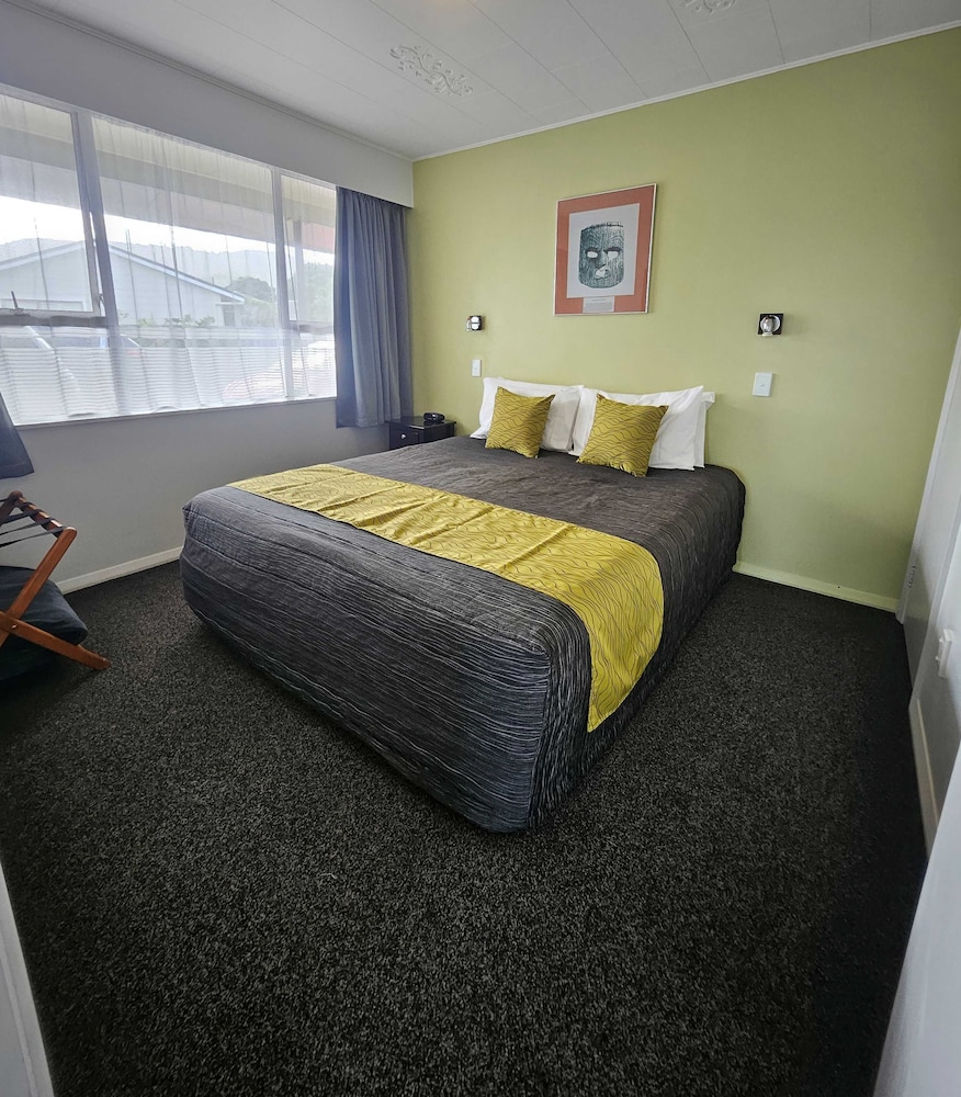 Room, 1 King and 1 Single Beds, Accessible