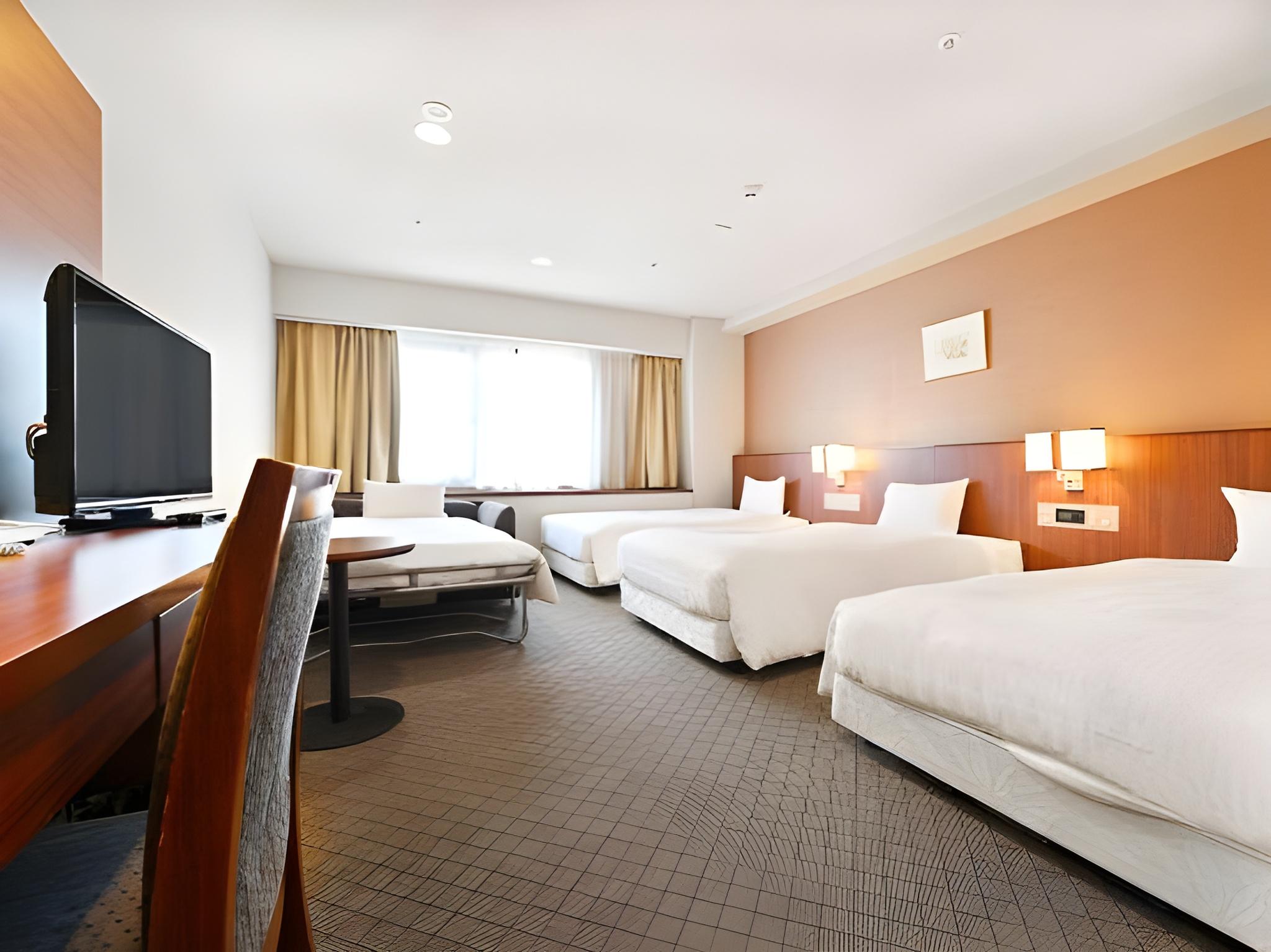 Forurth, 3 Beds, Sofa