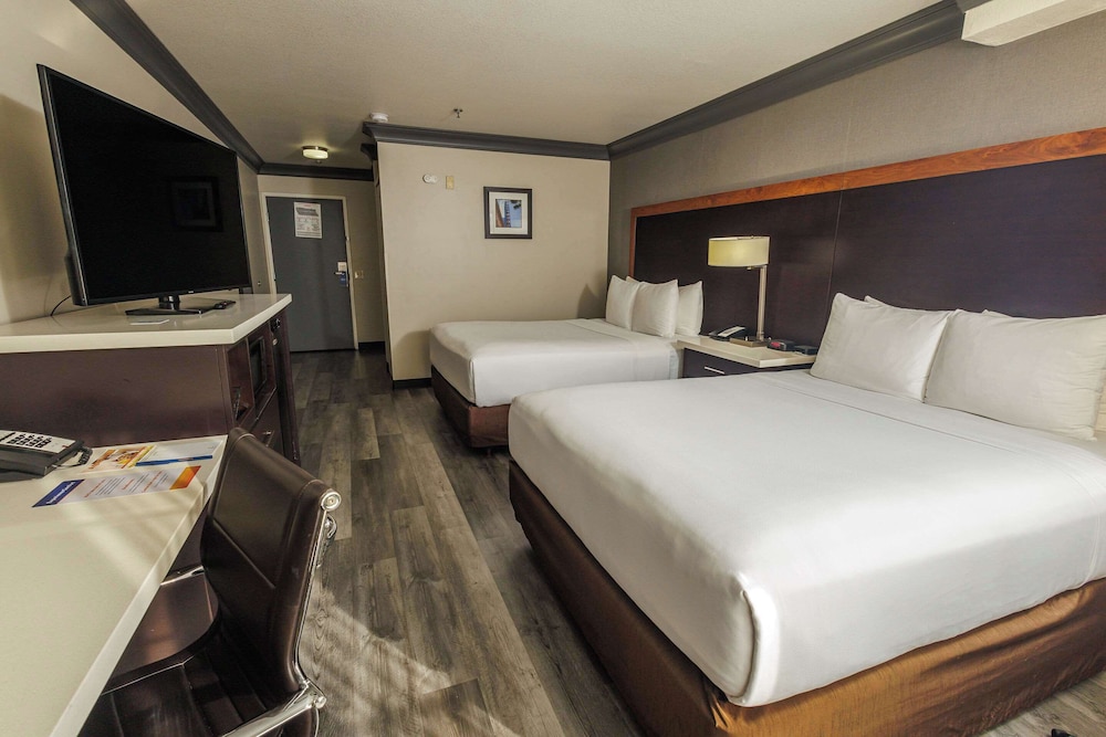 Comfort Inn & Suites Near Universal - N. Hollywood - Burbank 26/68