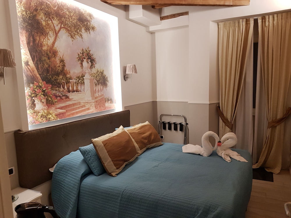 DELUXE, DOUBLE BED