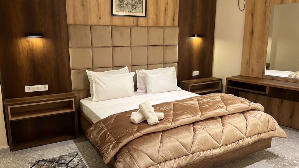 ROOM, DOUBLE BED