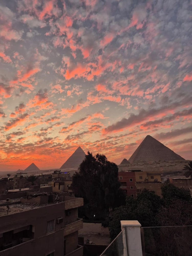3 Pyramids View Inn 43/47