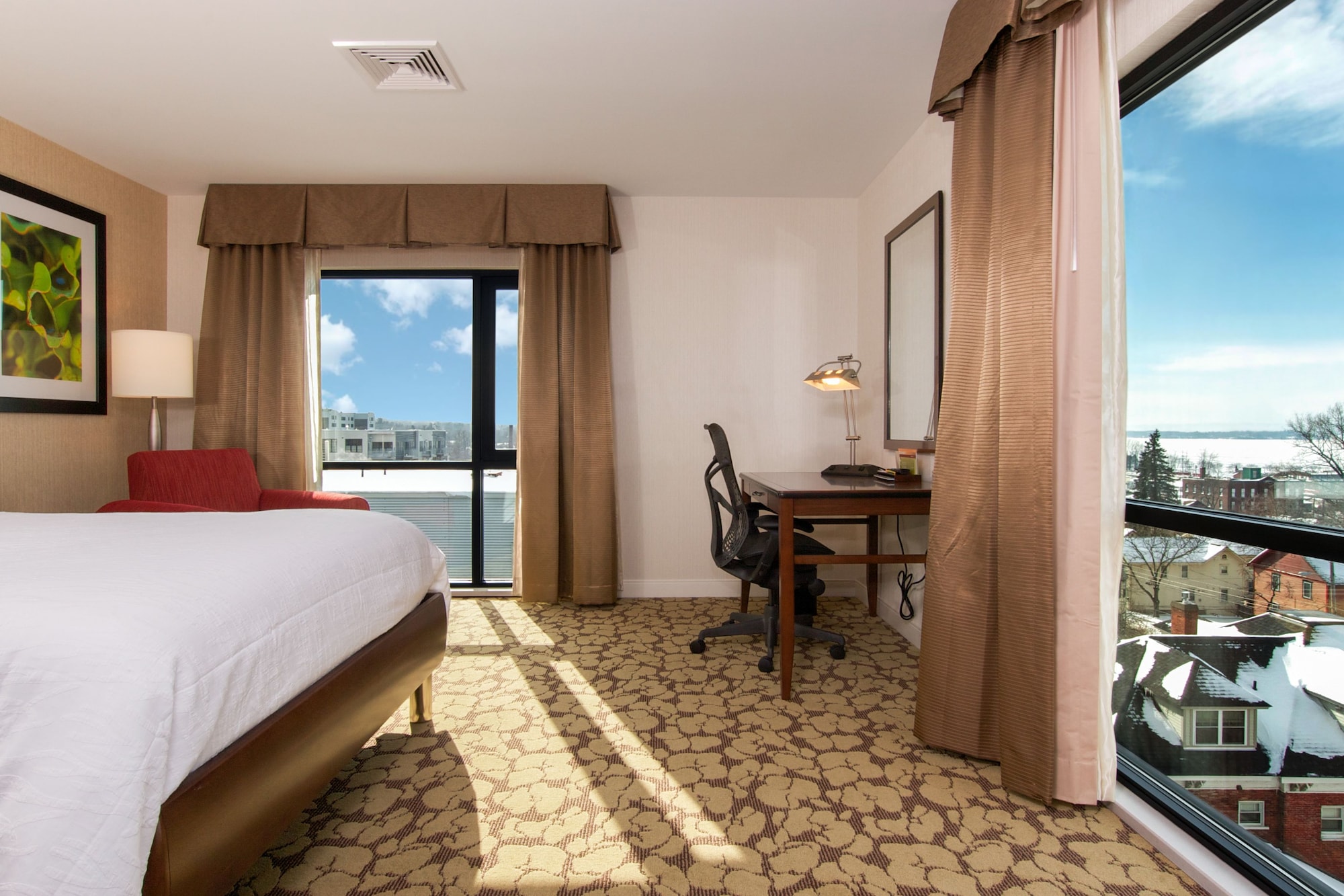 Suite, King Bed, Lake View, 2 Bathrooms