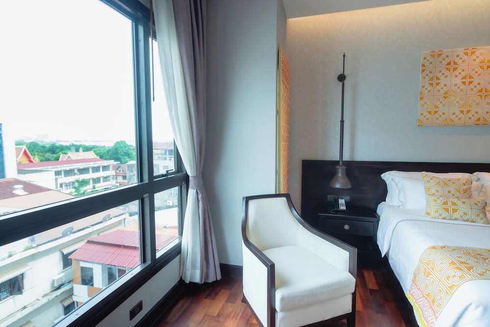 DELUXE, TWIN BEDS, CITY VIEW