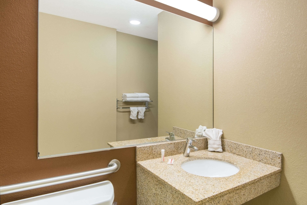 Microtel Inn And Suites By Wyndham North Canton 14/31