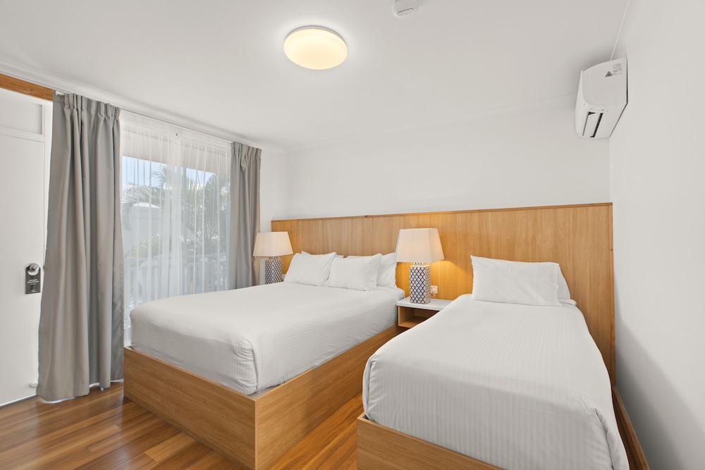 AIRLIE BEACH HOTEL 26/70