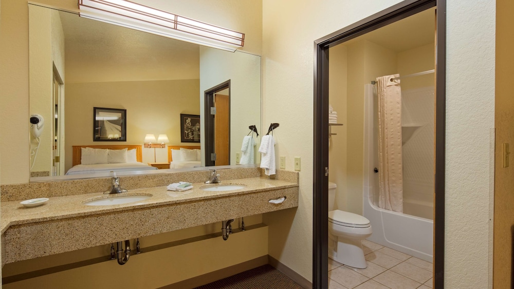 Best Western Golden Spike Inn & Suites 12/33