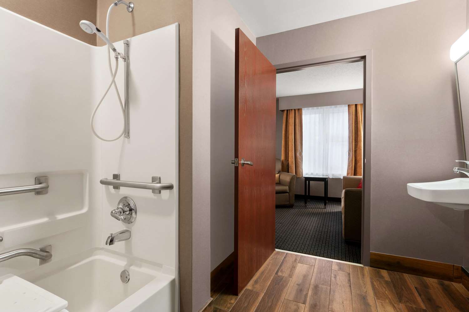 Lancaster Suites 31/37