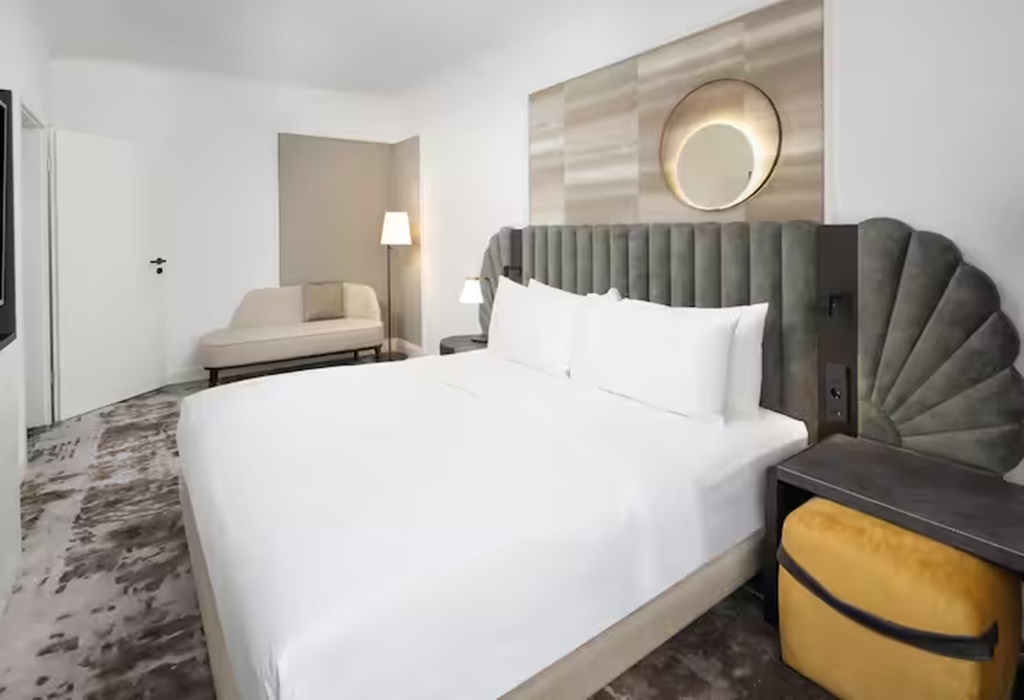 1 BEDROOM, SUITE, KING BED