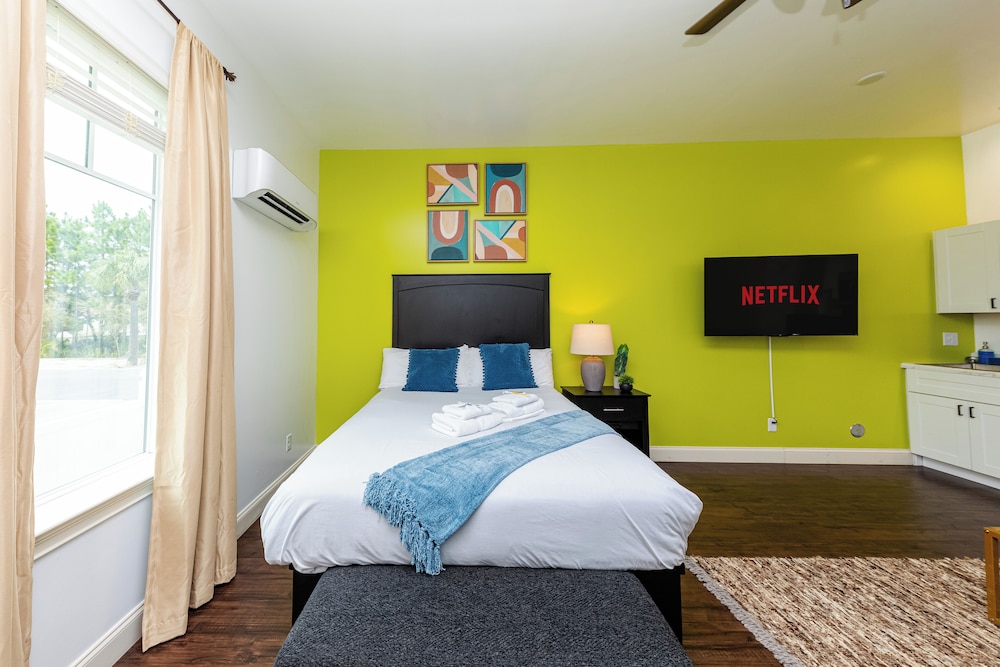 Studio, Queen Bed, Sofa, Kitchenette