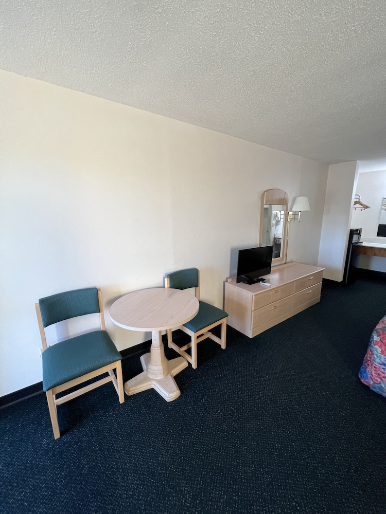 Garden Inn & Suites 39/53