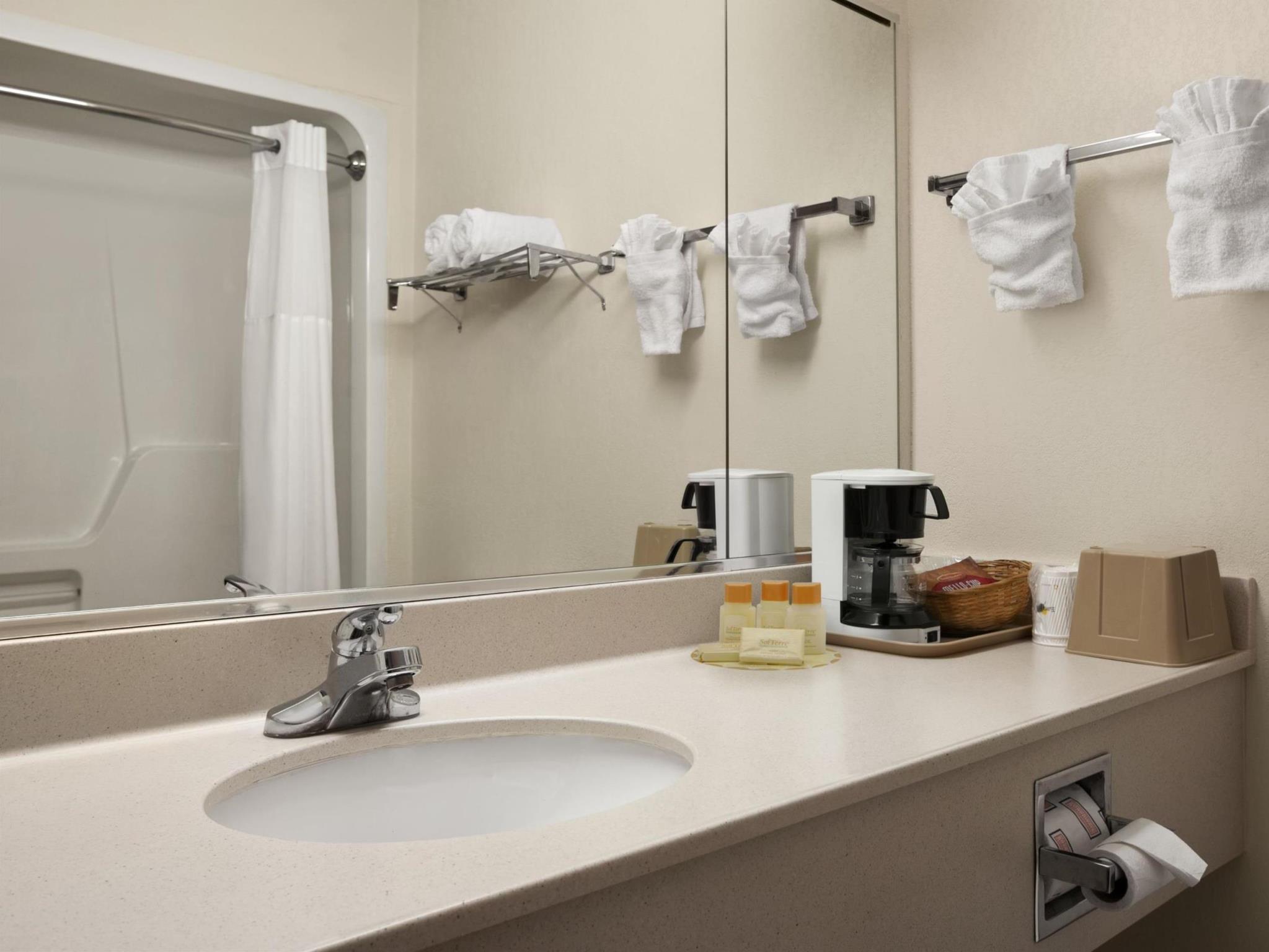 Days Inn & Suites By Wyndham Romeoville 25/26