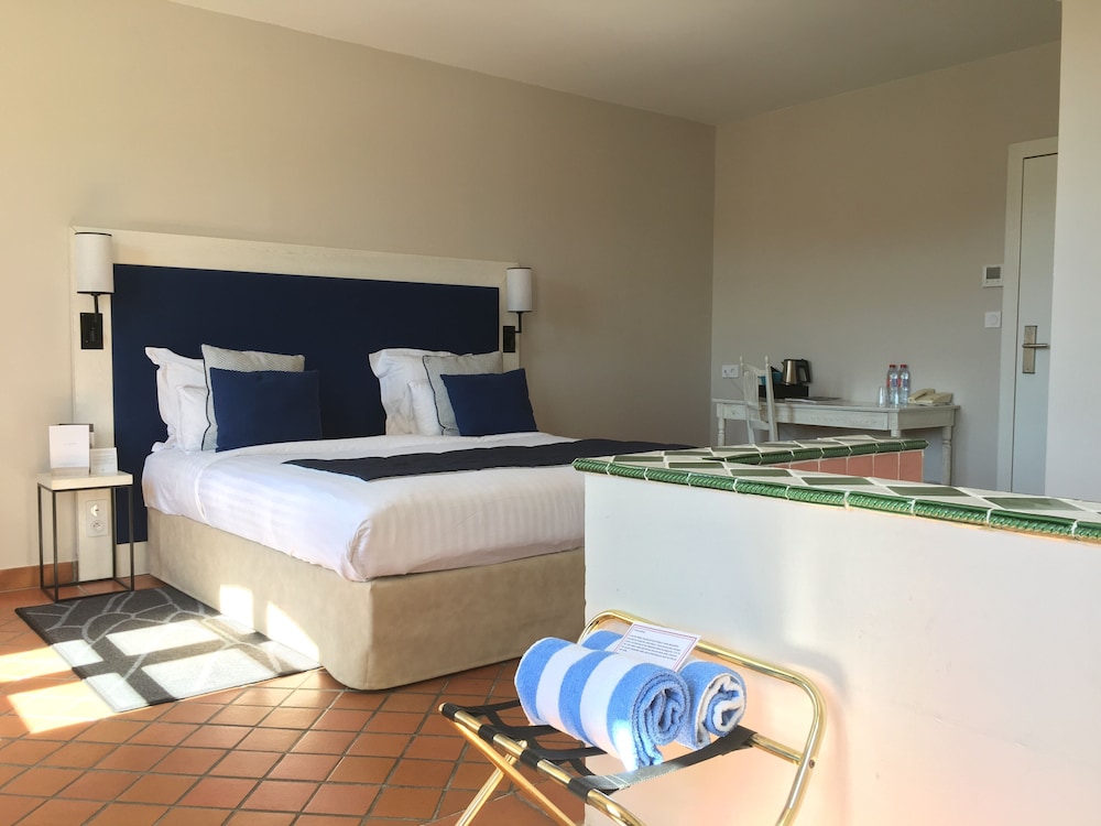غرفة كلاسيكية بسرير كوين، Le Fregate Provence 6/7