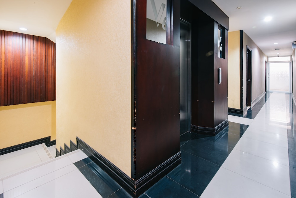 V Hotel 51/51
