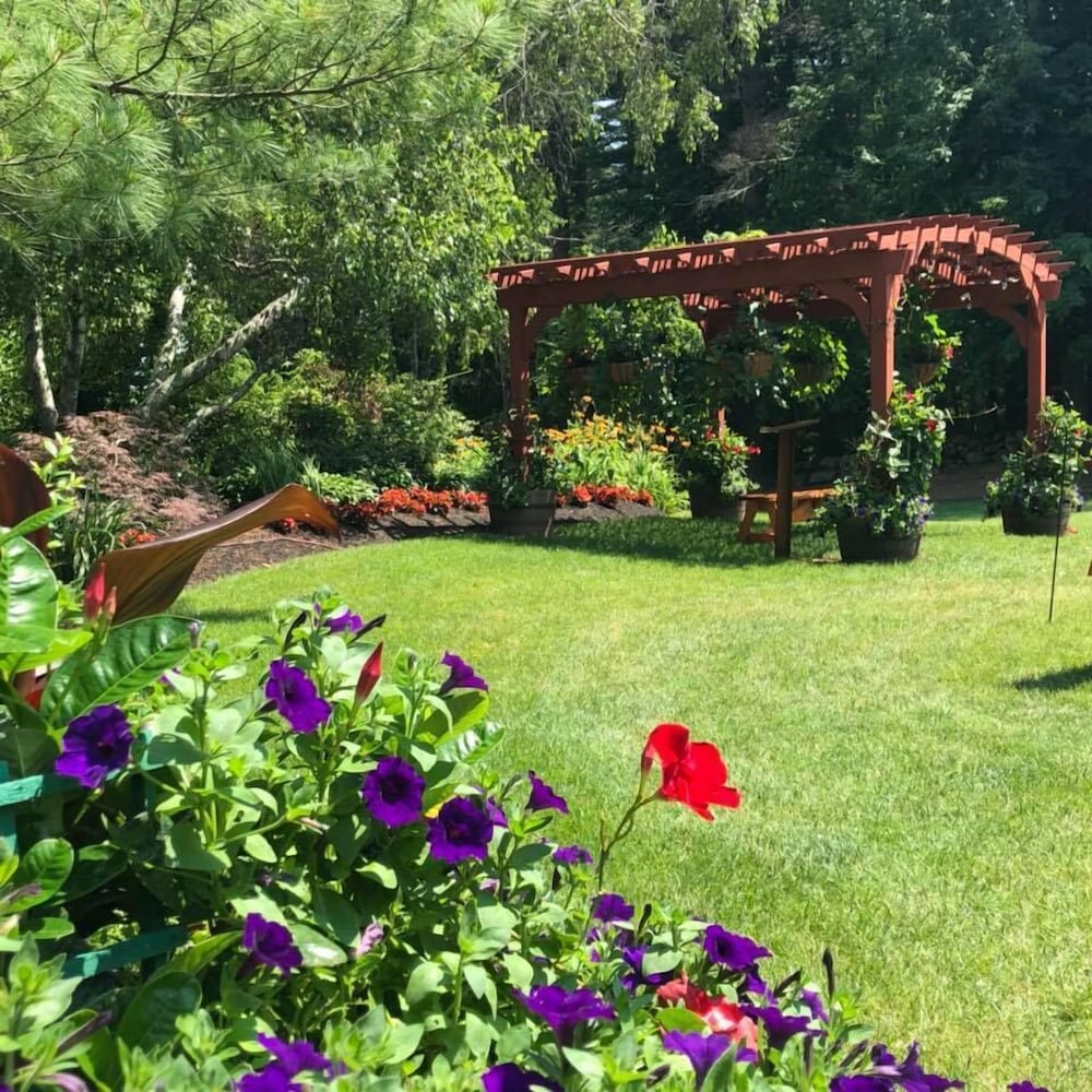 Publick House Historic Inn And Country Motor Lodge 42/49