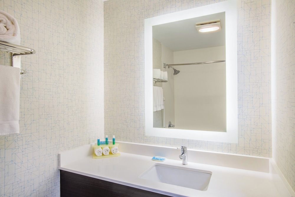 Holiday Inn Express Hotel And Suites Boston Marlboro 59/63
