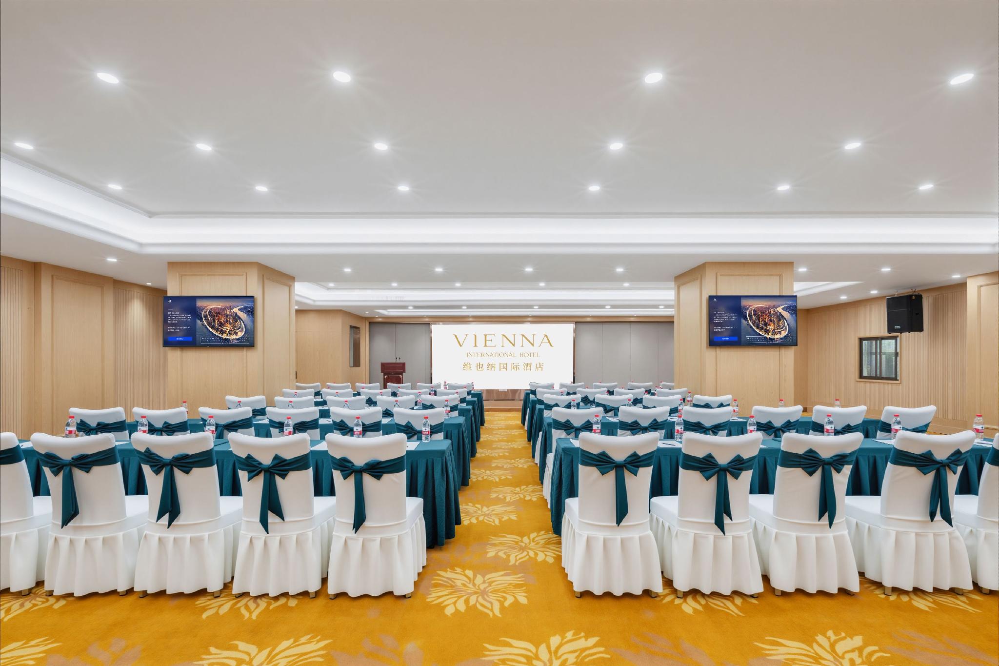 Vienna International Hotel (Huanggang Normal College Ruitian Plaza) 32/39
