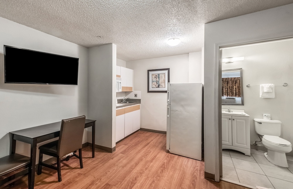 HomeTowne Studios by Red Roof Orlando South 33/42